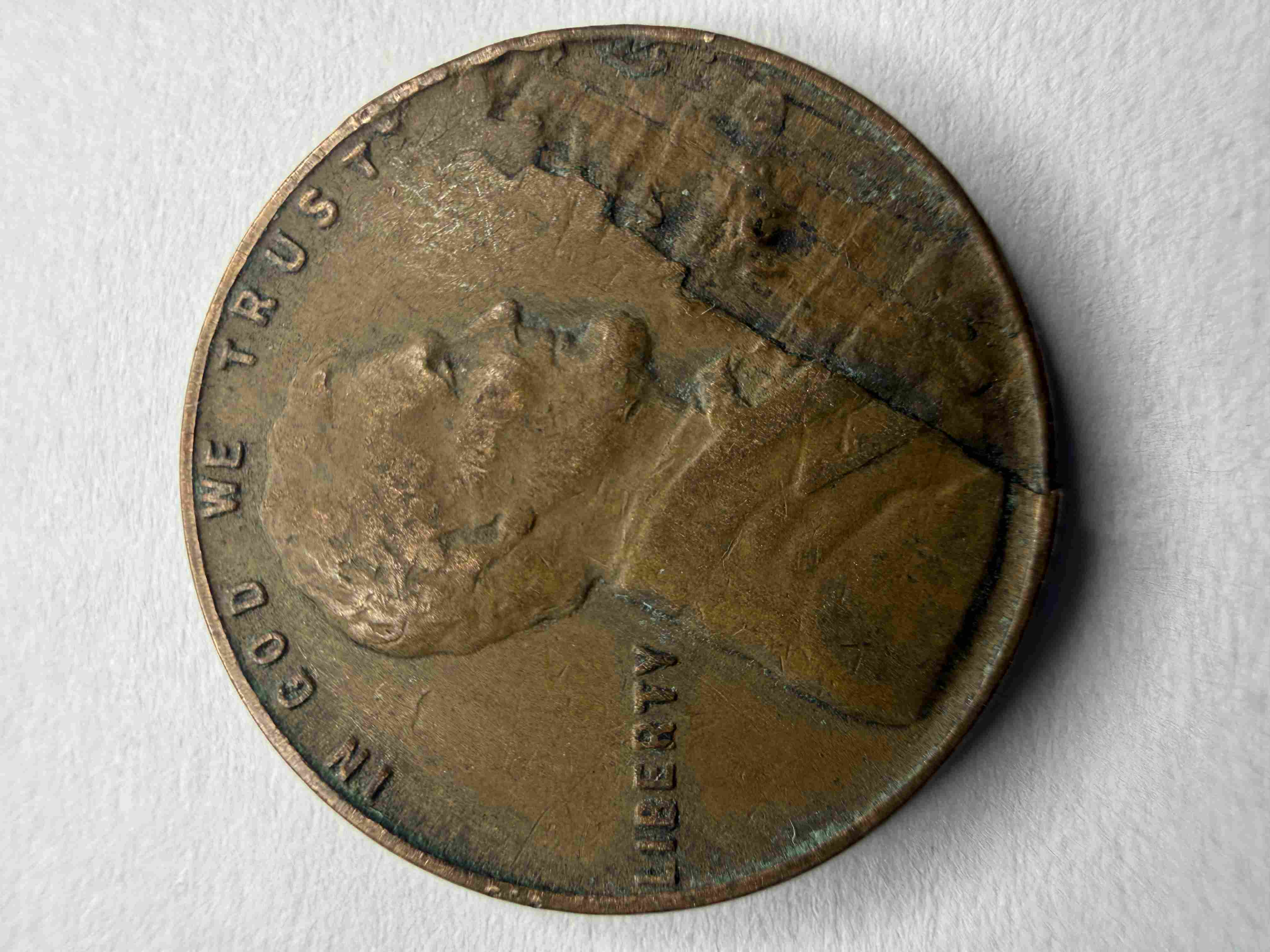 19?-Lincoln-Wheat,-Lamination-Issue-Or-Post-Mint-Damage?