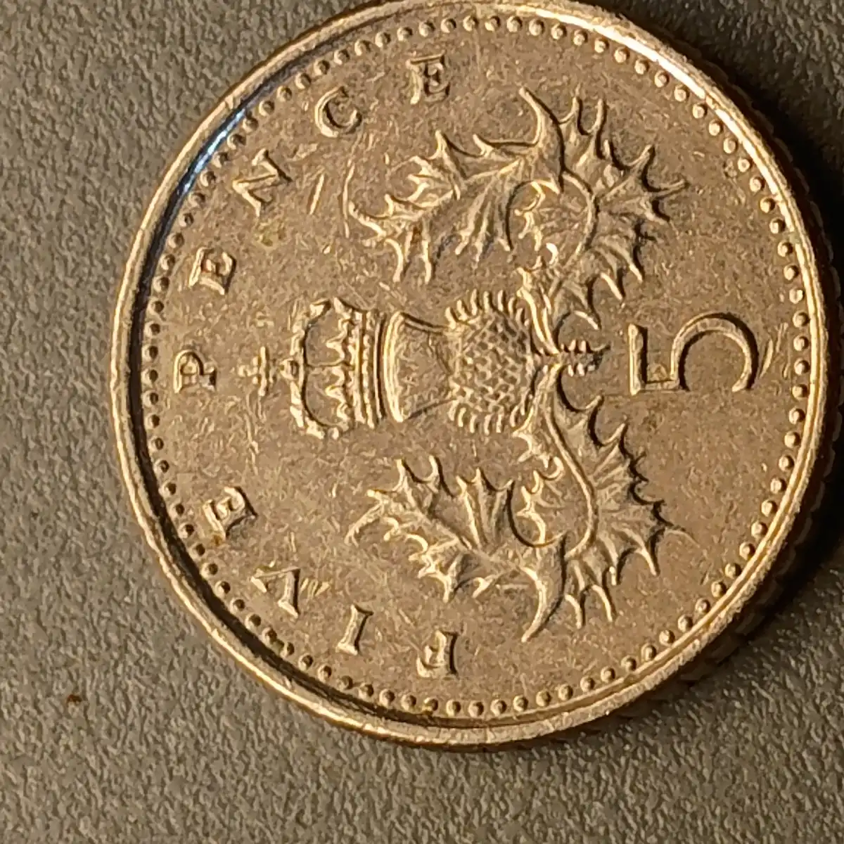 UK-2001-5-Pence-Coin-Dramatic-Deterioration-Doubling.