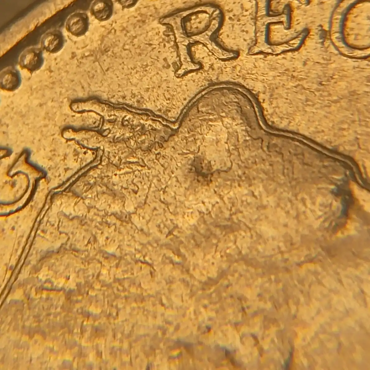 UK-2001-5-Pence-Coin-Dramatic-Deterioration-Doubling.