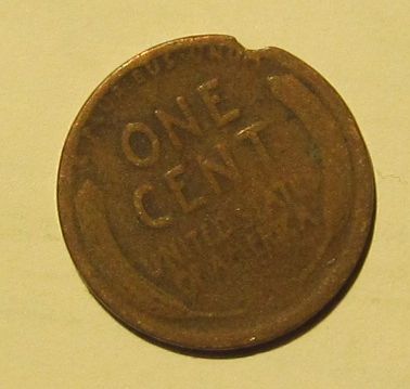 Lincoln-1919-Penny-With-Damage-Or-Something-Else?