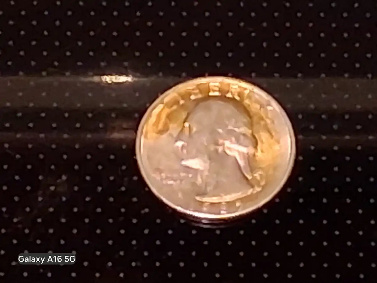 1985-D-US-Washington-Quarter-Error-Yellow-Substance-Fused-To-Metal-On-The-Obverse.