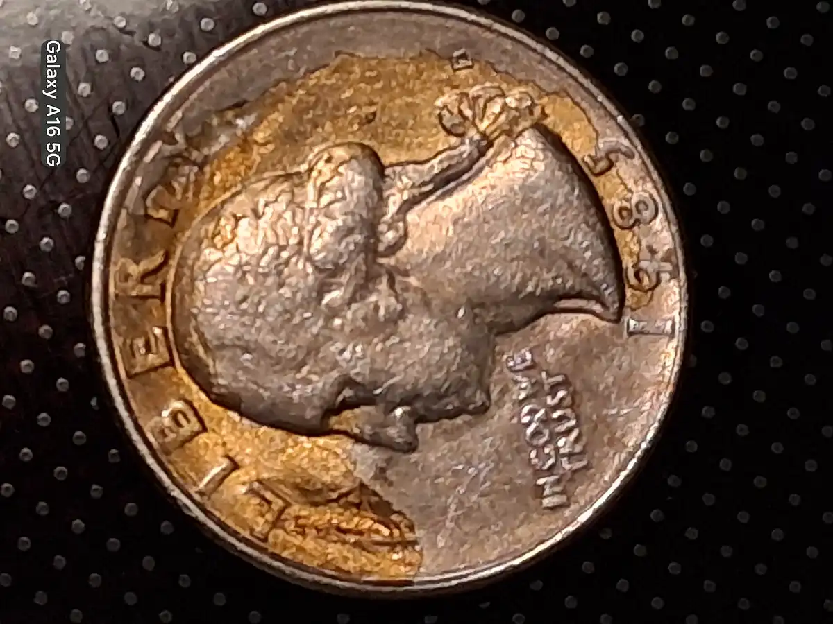 1985-D-US-Washington-Quarter-Error-Yellow-Substance-Fused-To-Metal-On-The-Obverse.