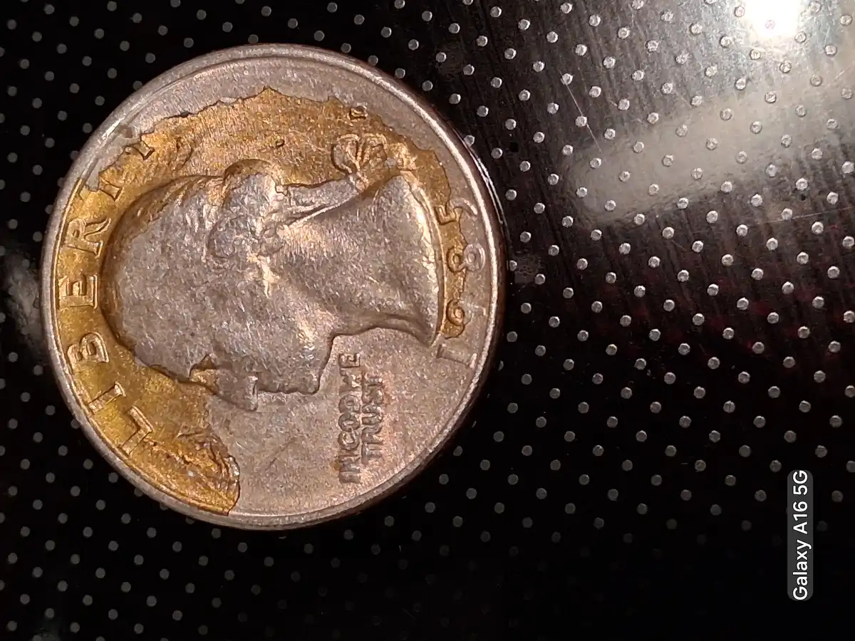1985-D-US-Washington-Quarter-Error-Yellow-Substance-Fused-To-Metal-On-The-Obverse.