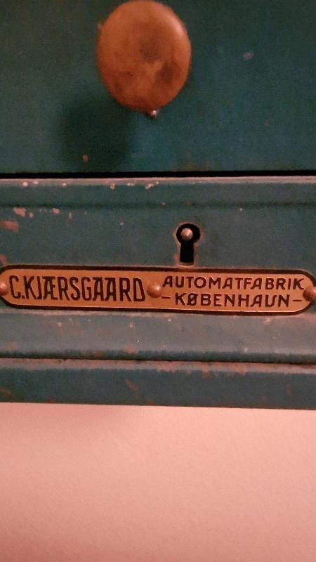Any-Locksmiths-Or-Master-Burglars-Here?-Coins-Trapped-In-Old-Vending-Machine-No-Key