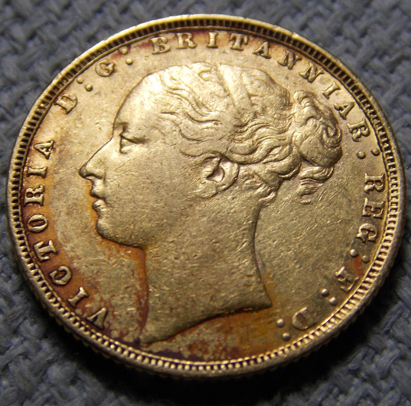 Dark-Red-Residue-On-Victoria-Head-Gold-Sovereign