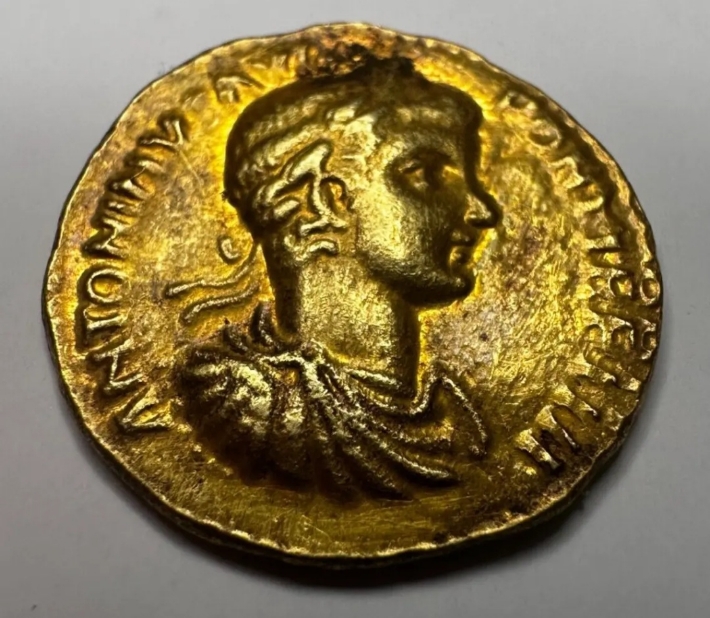 Ancient-Gold-Coin---Antoninus-Pius---Concordia-Seated-Left