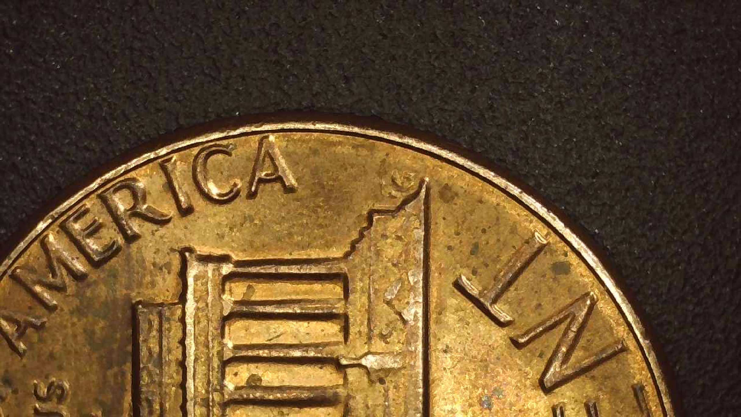 Split-Serifs?-Is-This-A-Lincoln-1984-DDR?