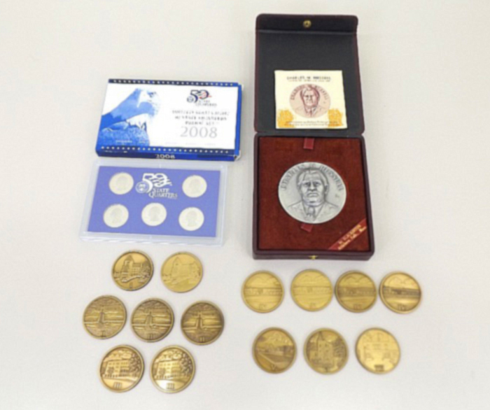 Need-Help-Identifying-Medals/Medallions-With-Buildings-And-Roman-Numerals