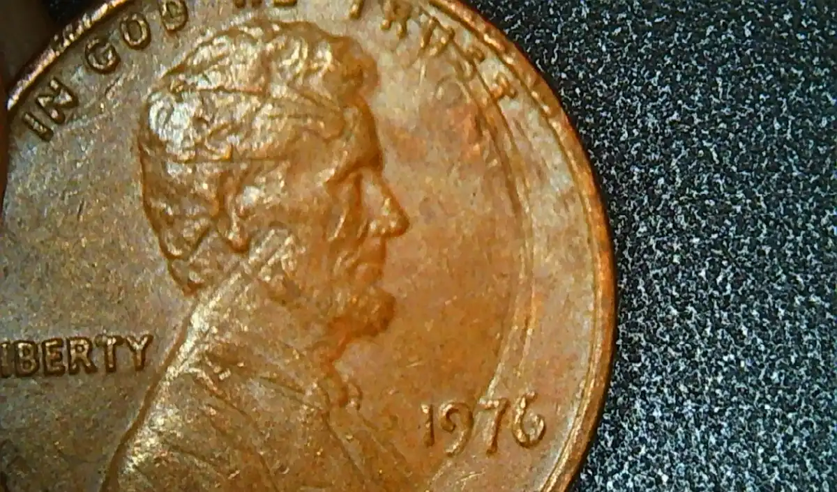1976-P-LMC-Indent-Obverse-Error-Lincoln's-Face-Has-Part-Of-The-Memorial-From-The-Reverse.
