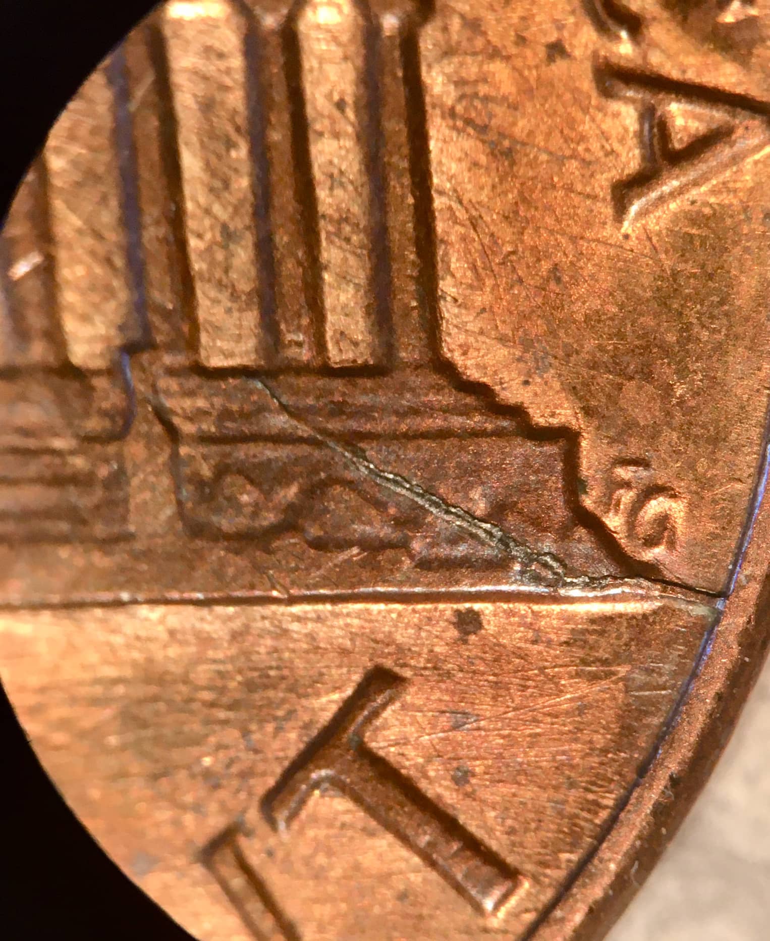 1983-Penny-With-Large-Die-Crack-On-Memorial?