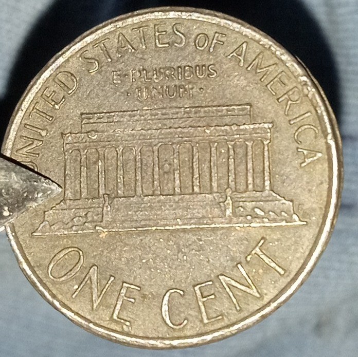 No-Mint-1988-Lg.-One-Cent-US-Vs.-Standard-1988-Us.-Mint-Penny