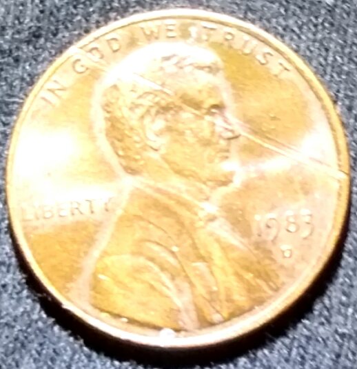 1983-D-Penny,-Damage-That-Flows-With-As-If-Cast,-Gouge-Across-Face