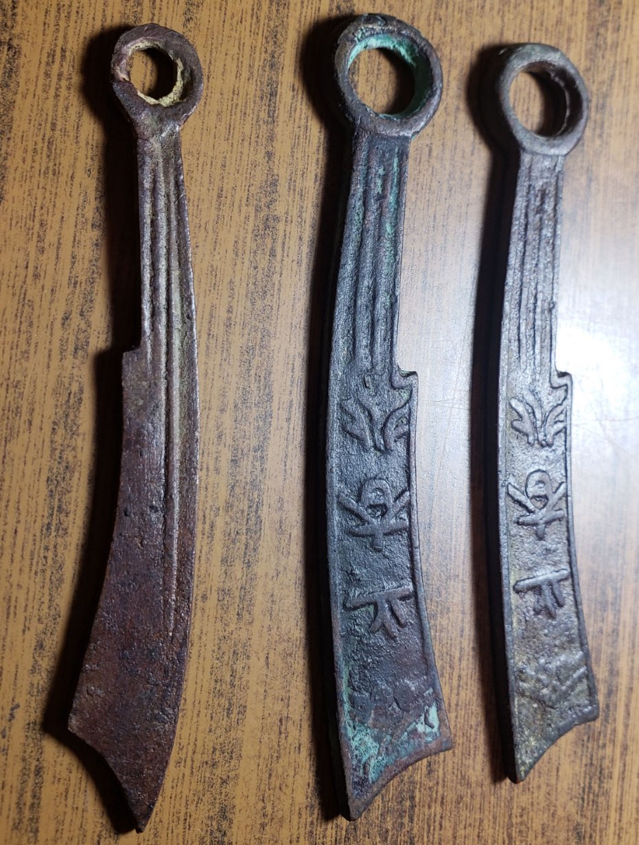 Small-Ancient-Chinese-Metal-Swords-Unknown