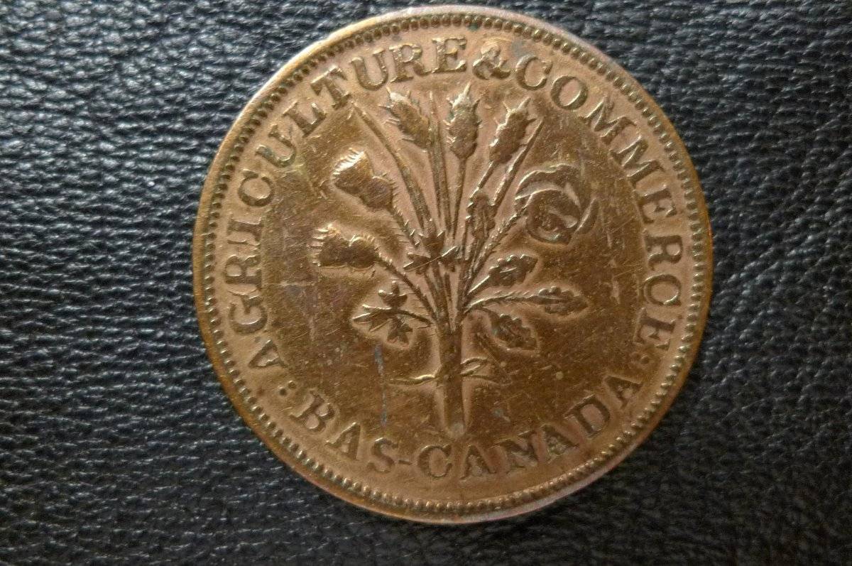 Post-A-Coin-Or-Medal-With-A-Die-Crack!