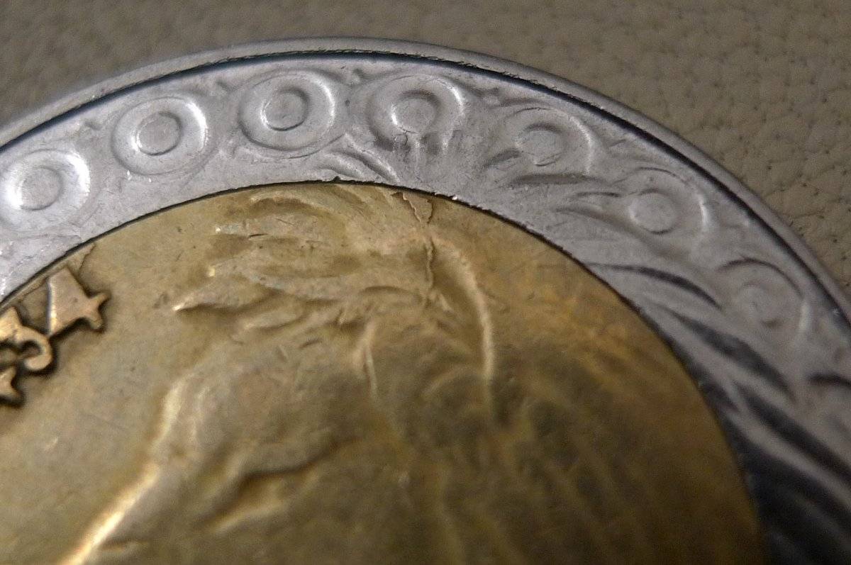 Post-A-Coin-Or-Medal-With-A-Die-Crack!