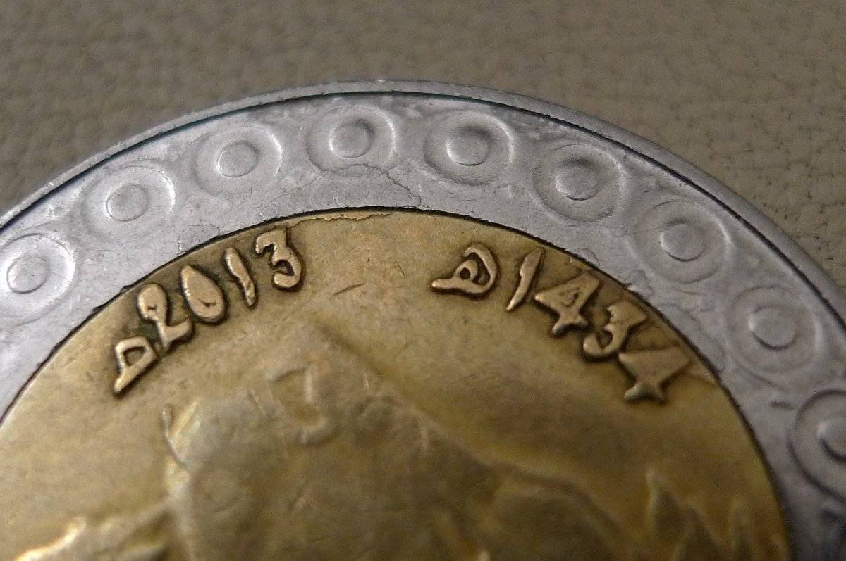 Post-A-Coin-Or-Medal-With-A-Die-Crack!