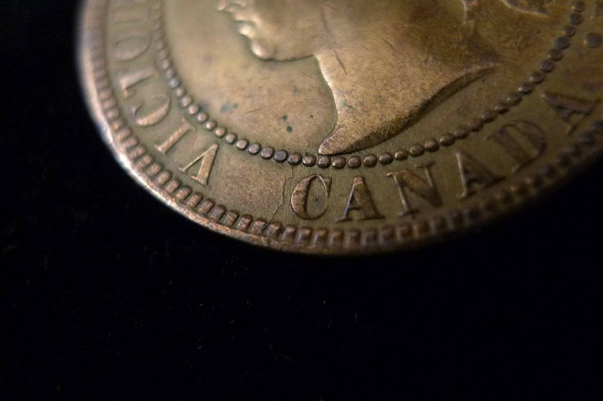 Post-A-Coin-Or-Medal-With-A-Die-Crack!