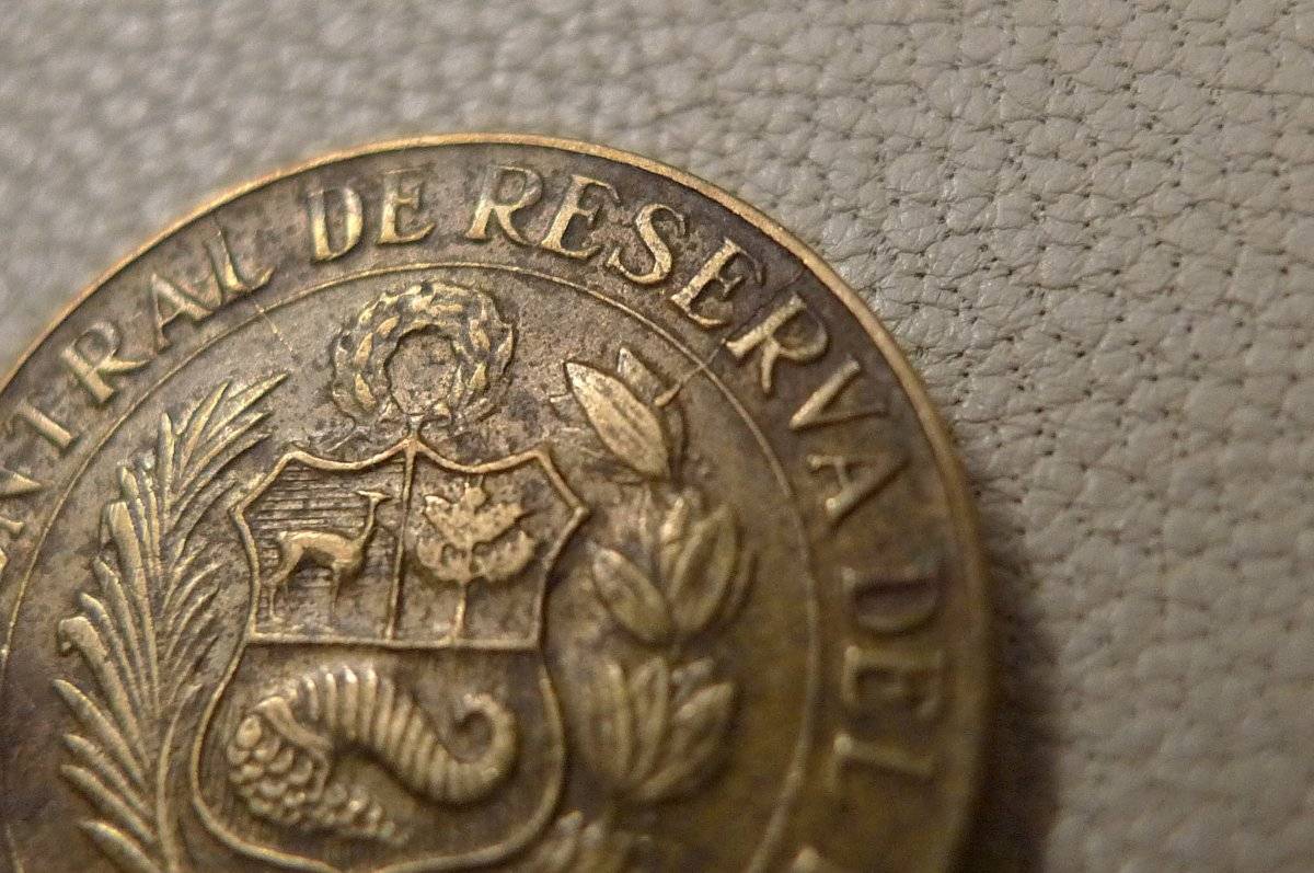 Post-A-Coin-Or-Medal-With-A-Die-Crack!