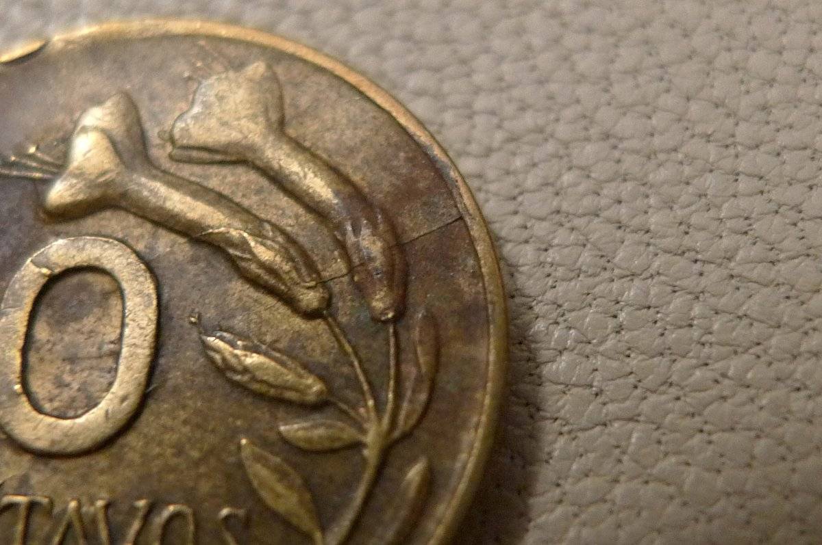 Post-A-Coin-Or-Medal-With-A-Die-Crack!