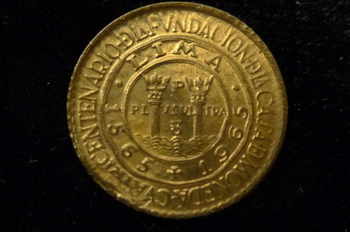 Post-A-Coin-Or-Medal-With-A-Die-Crack!