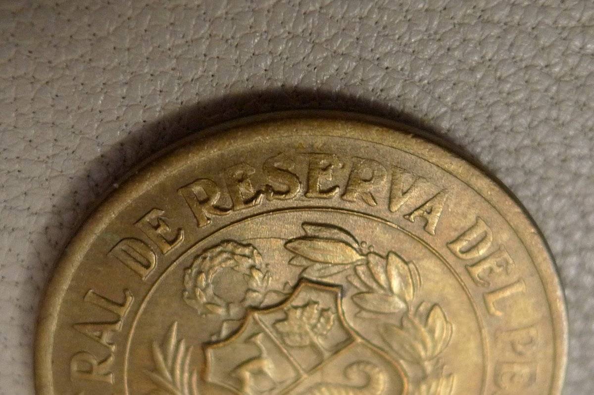 Post-A-Coin-Or-Medal-With-A-Die-Crack!
