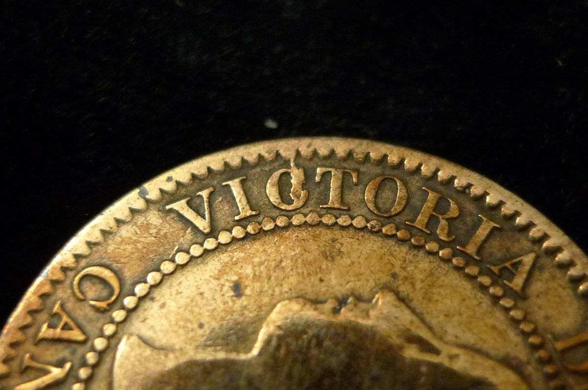 Post-A-Coin-Or-Medal-With-A-Die-Crack!