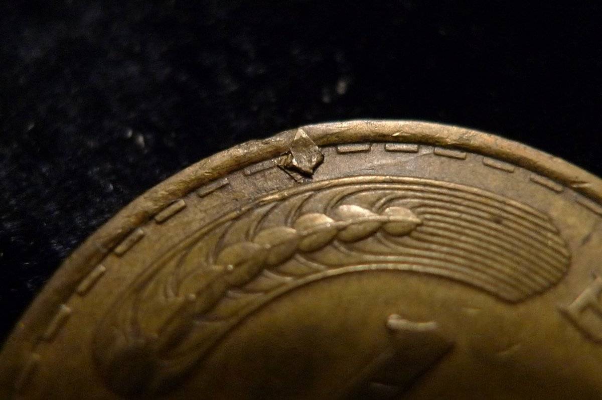 Post-A-Coin-Or-Medal-With-A-Die-Crack!