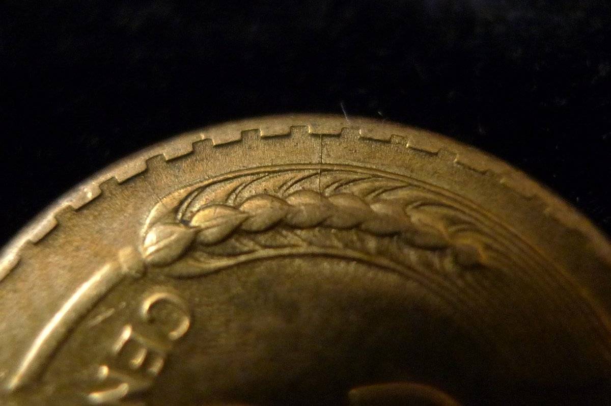 Post-A-Coin-Or-Medal-With-A-Die-Crack!