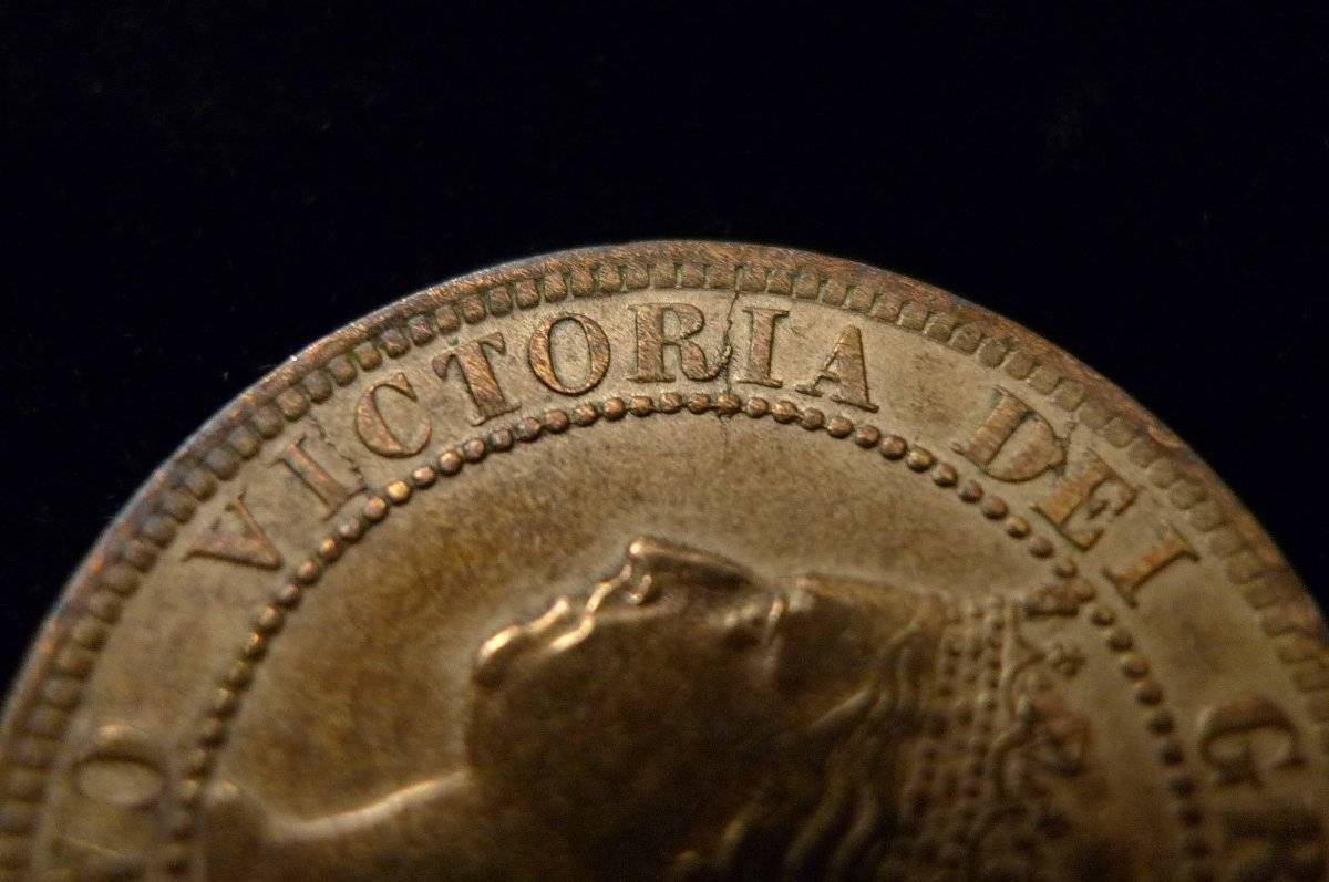 Post-A-Coin-Or-Medal-With-A-Die-Crack!