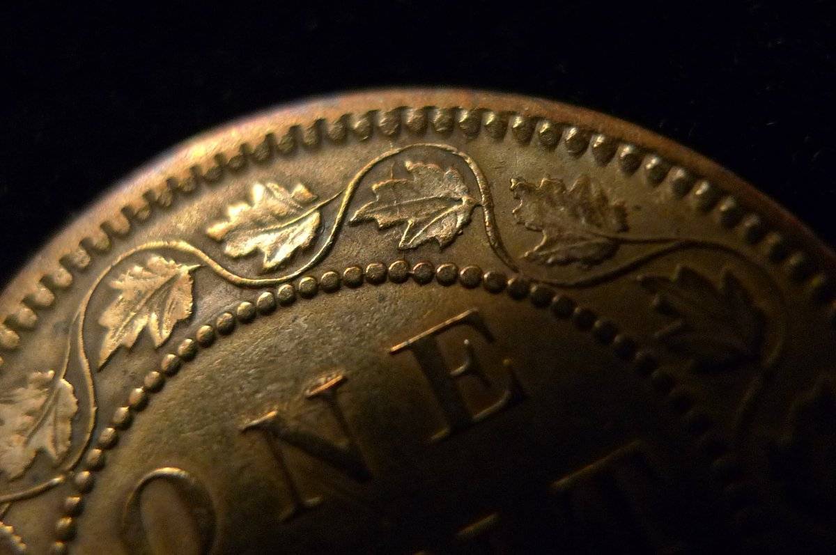 Post-A-Coin-Or-Medal-With-A-Die-Crack!