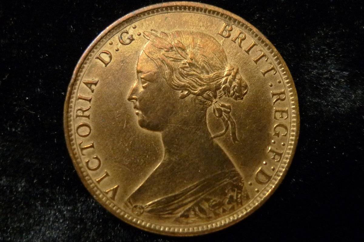 Post-A-Coin-Or-Medal-With-A-Die-Crack!