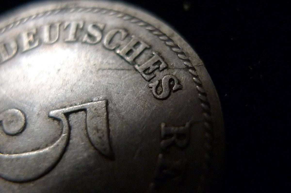 Post-A-Coin-Or-Medal-With-A-Die-Crack!