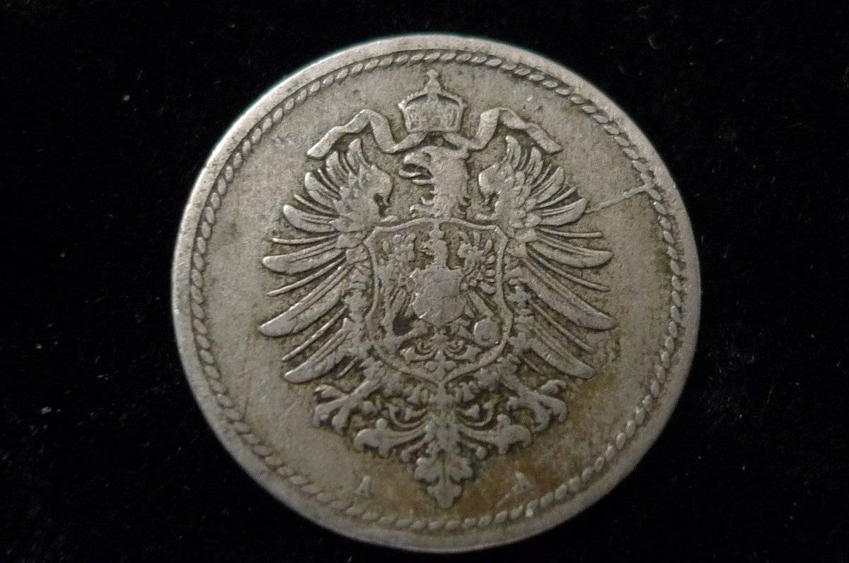 Post-A-Coin-Or-Medal-With-A-Die-Crack!