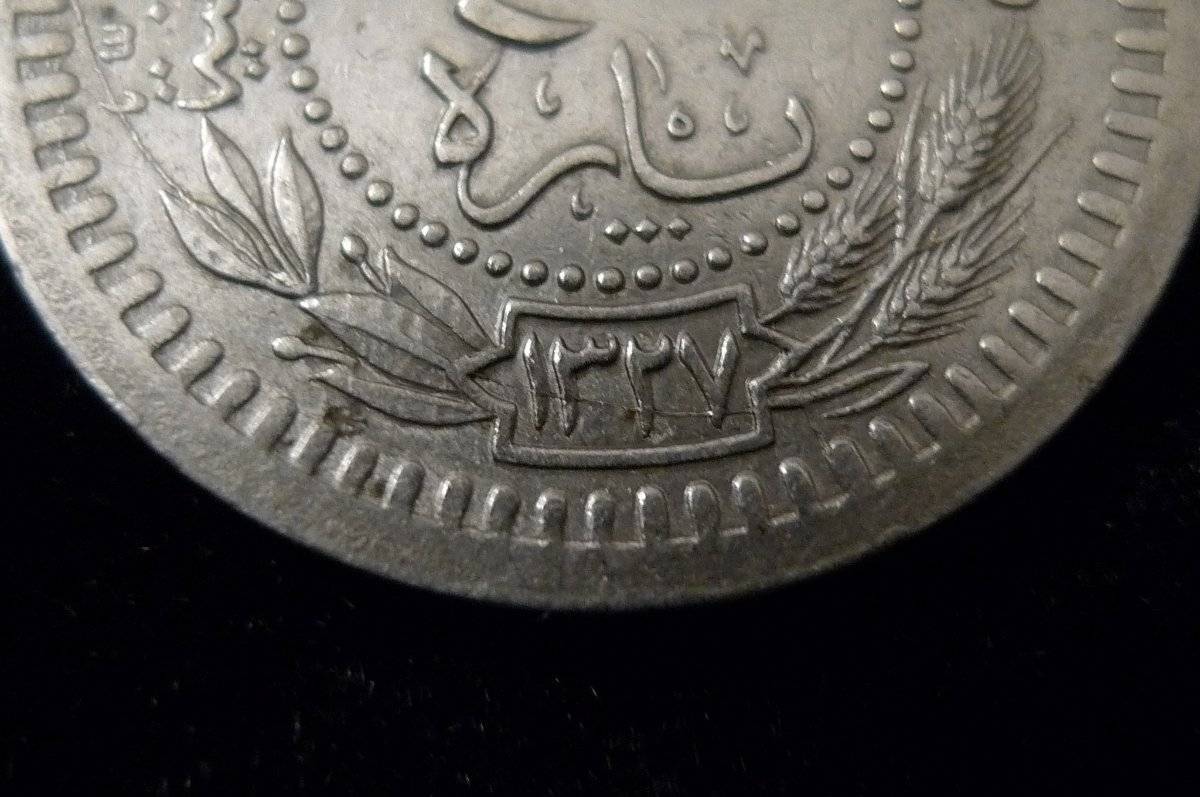 Post-A-Coin-Or-Medal-With-A-Die-Crack!