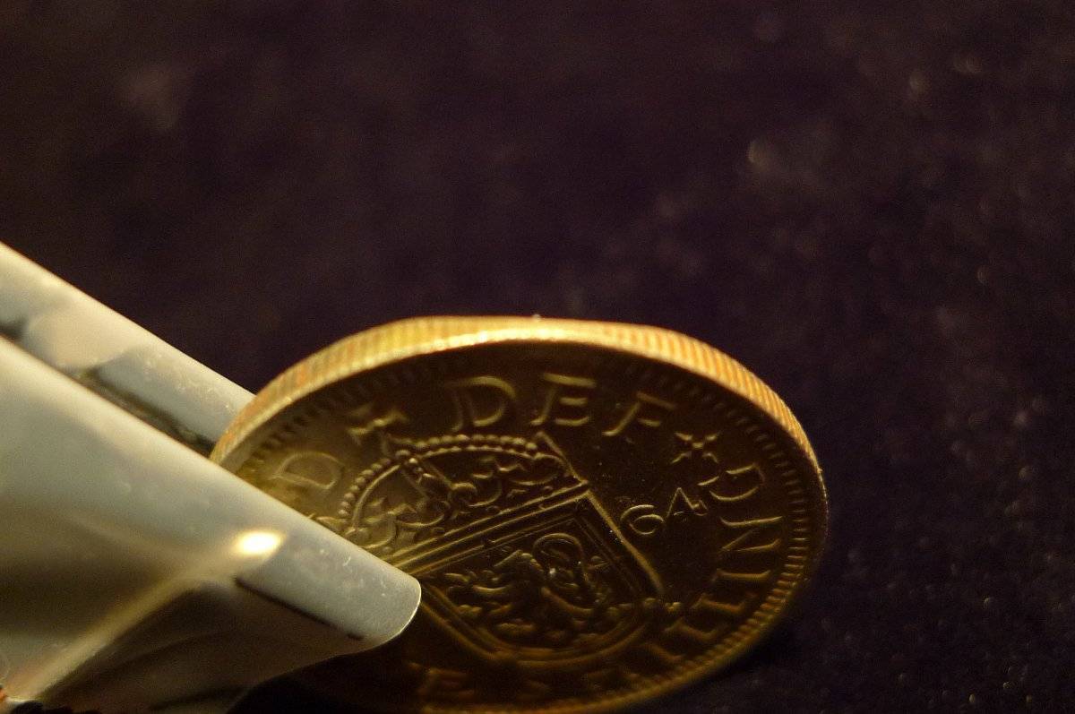 1964-Uk.one-Shilling--:-An-Error-Or-A-Vandalized-Coin-?