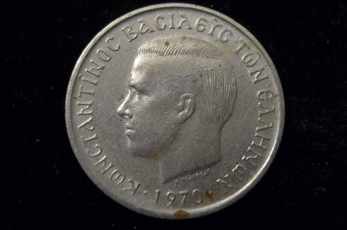 Post-A-Coin-Or-Medal-With-A-Die-Crack!