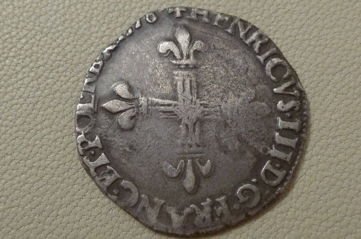 Post-Your-Coins-With-Coats-Of-Arms,-Shields,-Crests,-Crowns,--Etc.