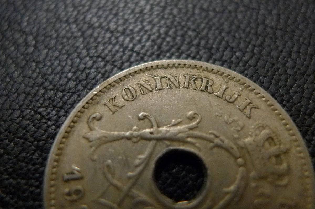 Post-A-Coin-Or-Medal-With-A-Die-Crack!