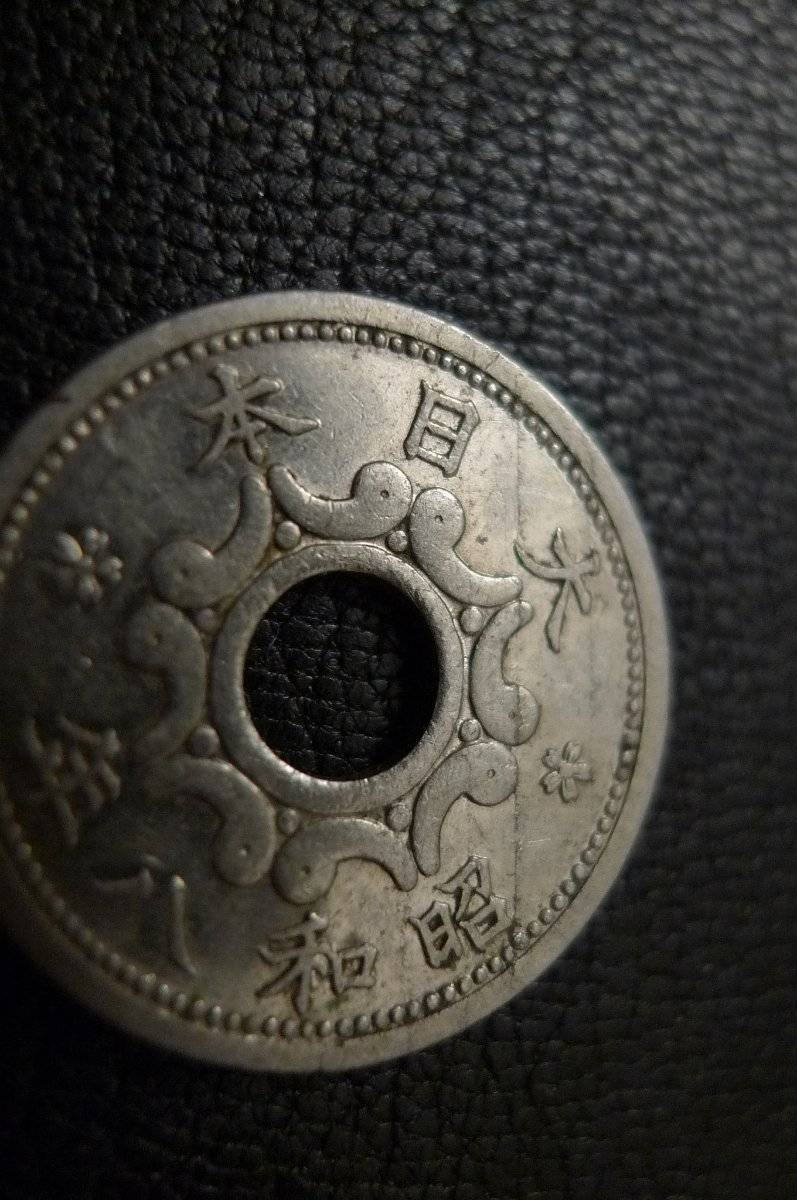 Post-A-Coin-Or-Medal-With-A-Die-Crack!