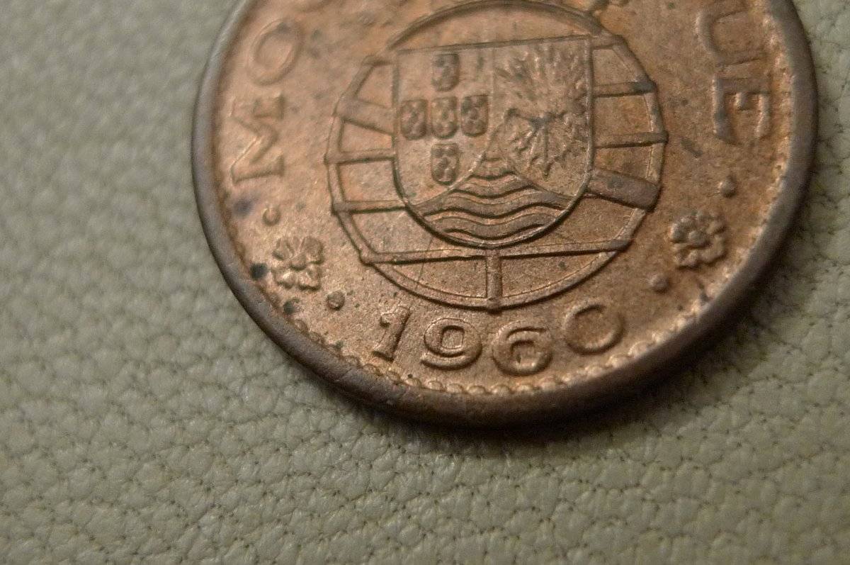 Post-A-Coin-Or-Medal-With-A-Die-Crack!