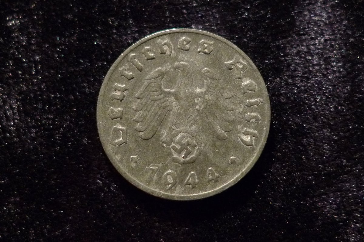 Post-A-Coin-Or-Medal-With-A-Die-Crack!
