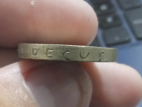 Odd-Shaped-Script-On-The-Edge-Of-A-1996-Celtic-Cross-One-Pound-Coin