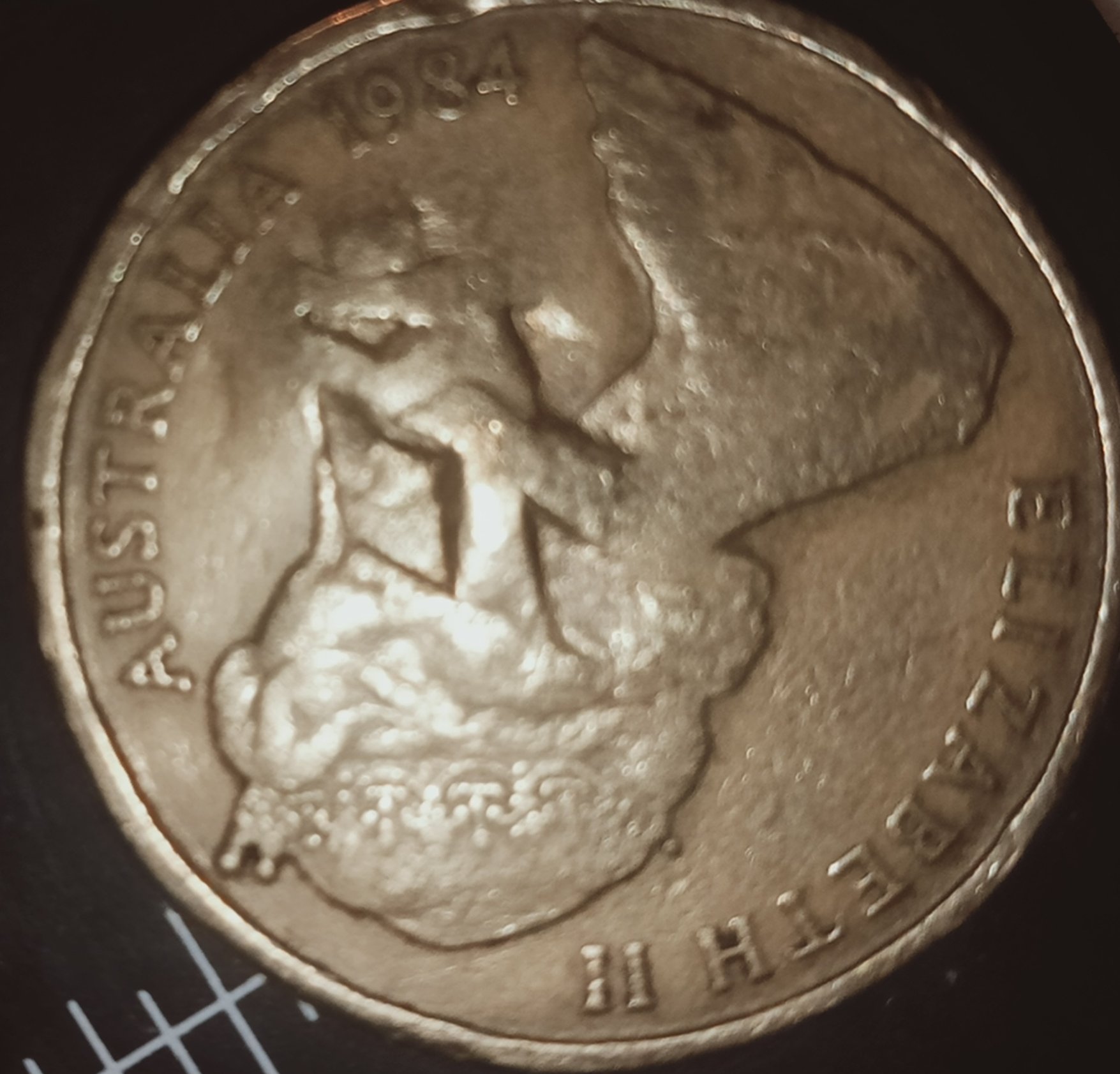 Australian-1-Dollar-Coin-With-Very-Deep-Triangle's-Imprinted-Over-The-Queens-Head