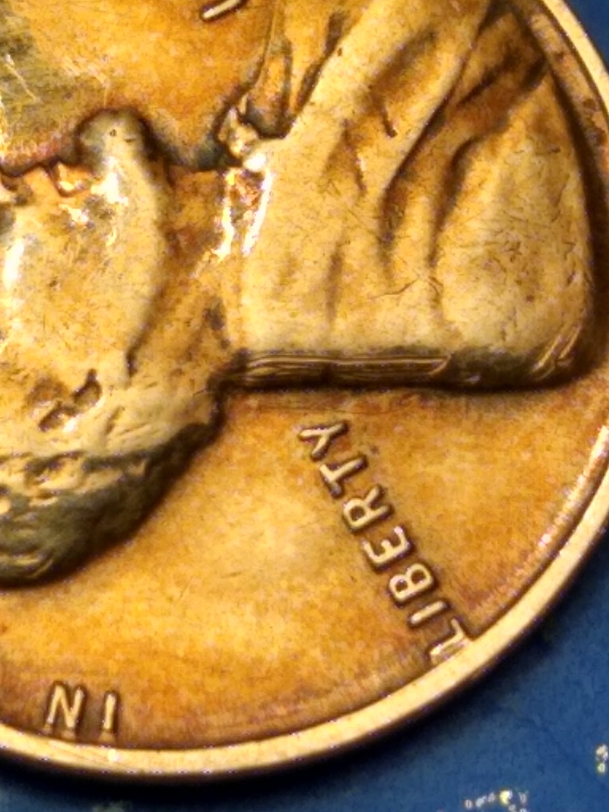 Odd-Marks-On-Lincoln's-Shoulder-On-A-1946-Wheat-Penny