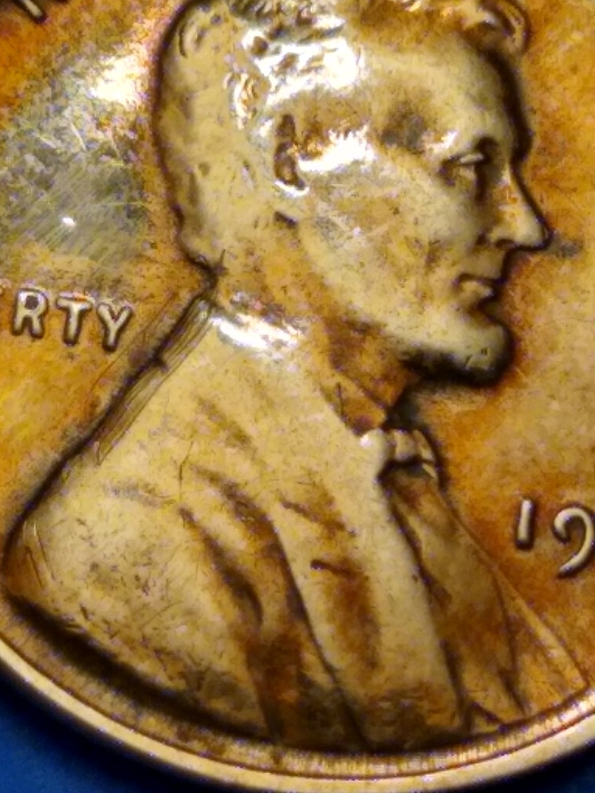 Odd-Marks-On-Lincoln's-Shoulder-On-A-1946-Wheat-Penny