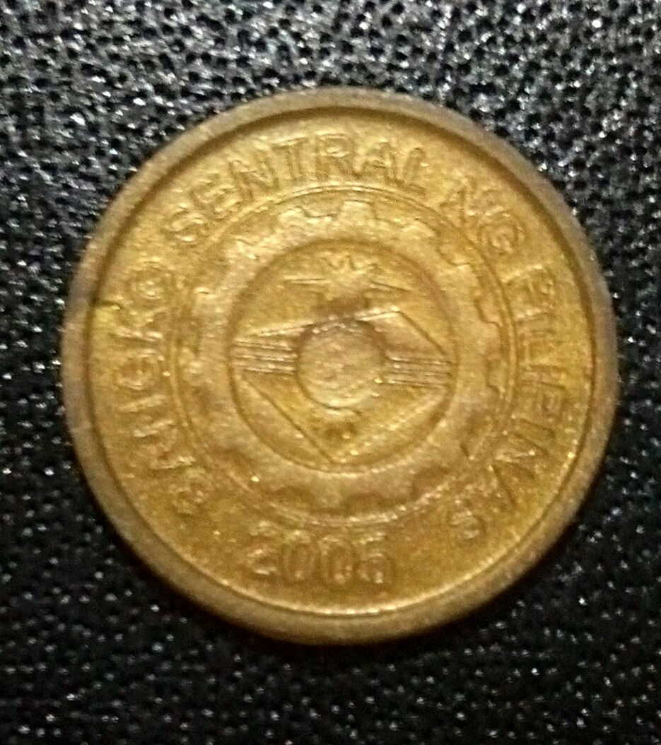 2005-Ten-Sentimos-Gold-Coin!
