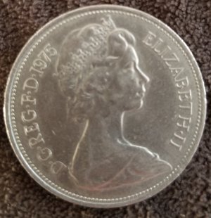 1975-Elizabeth-With-10-On-The-Back