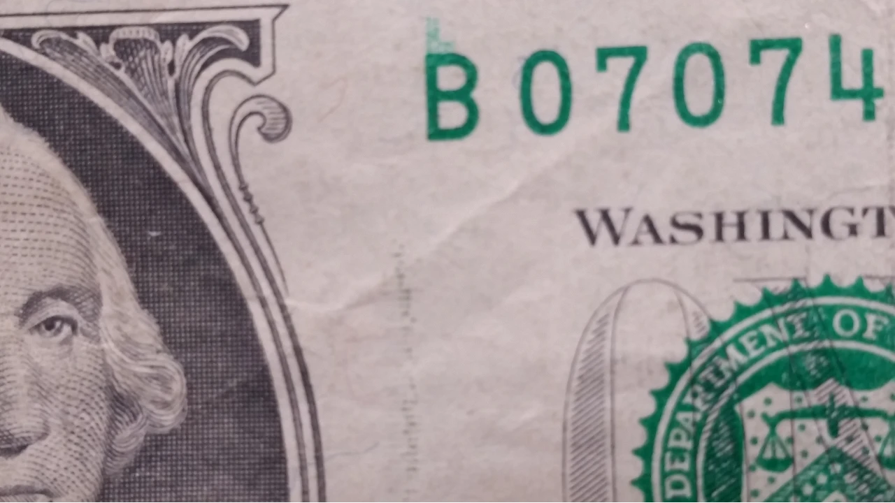 1993-One-Dollar-Bill-Ink-Smudge?-On-Serial-Number