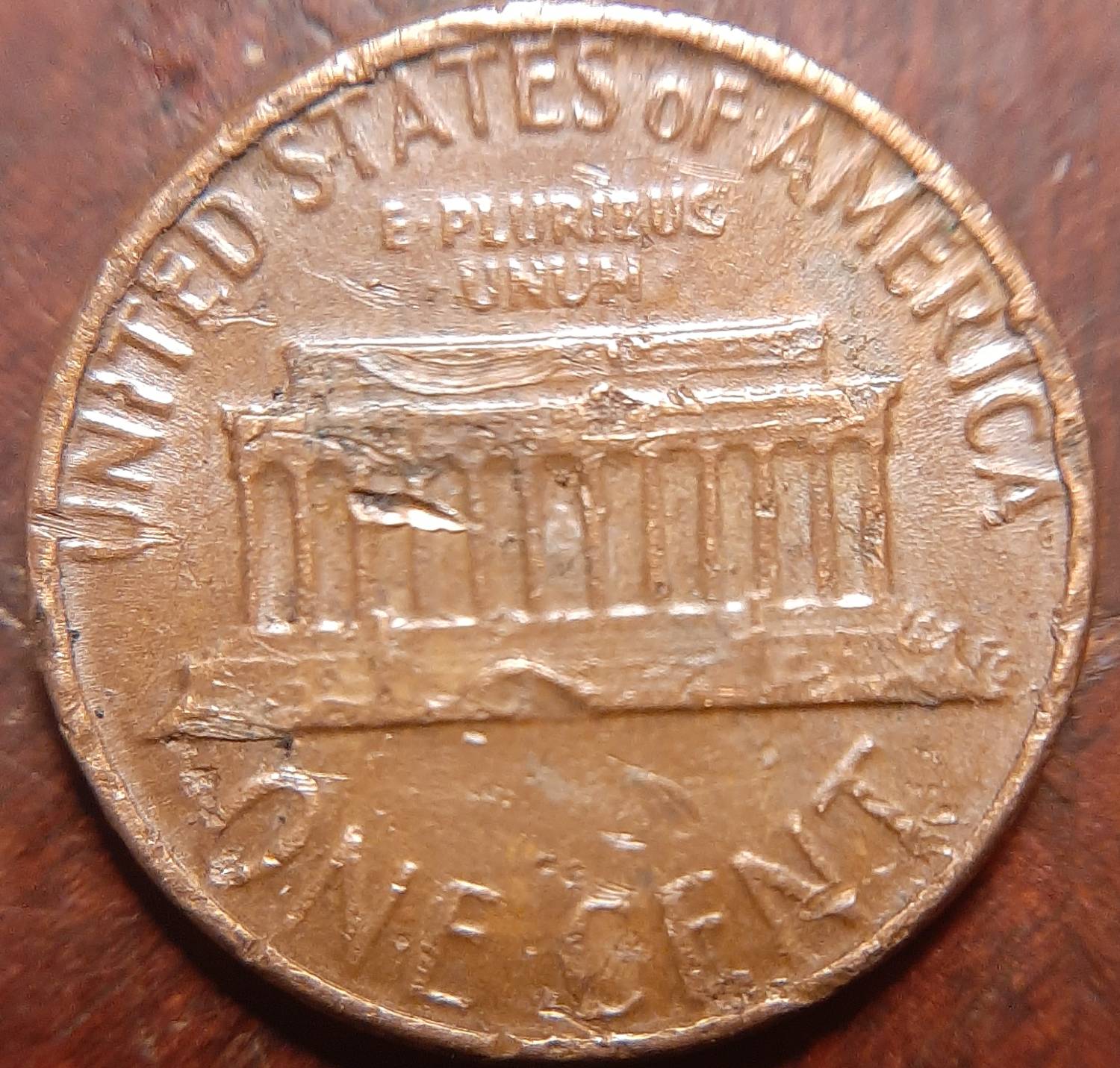 1982-Lincoln-Memorial-Cent---Is-This-An-Error-Or-Damage-To-The-Coin