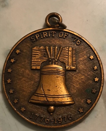 Bicentennial-Commemorative-Medallion/Coin.-I-Must-Be-Doing-Something-Wrong!